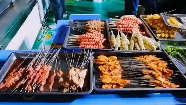 【慕了慕了!陕西一高校设立夜市一条街,各种小吃应有尽有】近日,陕西咸阳。陕西中医药大学设立